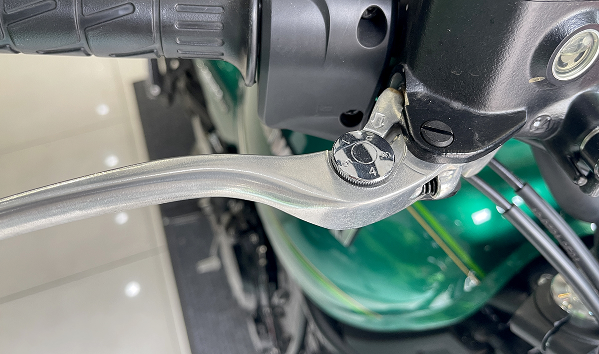 Tay thắng Z650RS 2023